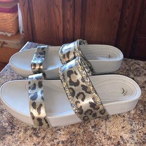 Bare Traps leopard print and rhinestones wedge sandals womens 9